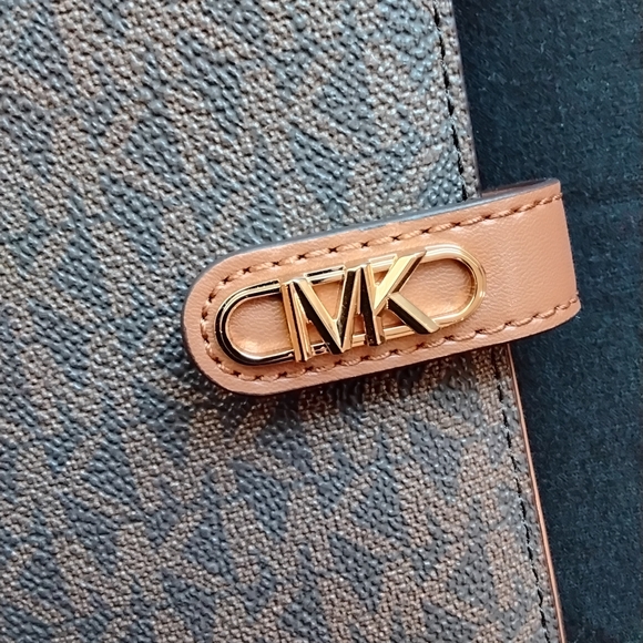 Michael Kors Empire MD TAB Passport Wallet - Picture 9 of 9